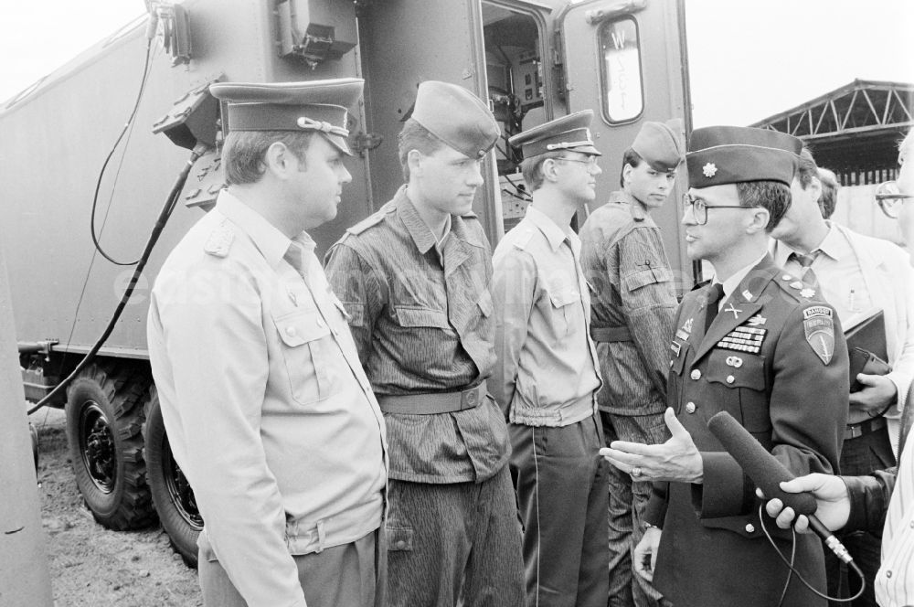 GDR picture archive: Oranienburg - Meeting at the NVA National People's Army office on the occasion of a troop visit by American army personnel and military observers in the Radio Regiment-2 Konrad Wolf (RiFuR-2) in Oranienburg, Brandenburg in the territory of the former GDR, German Democratic Republic