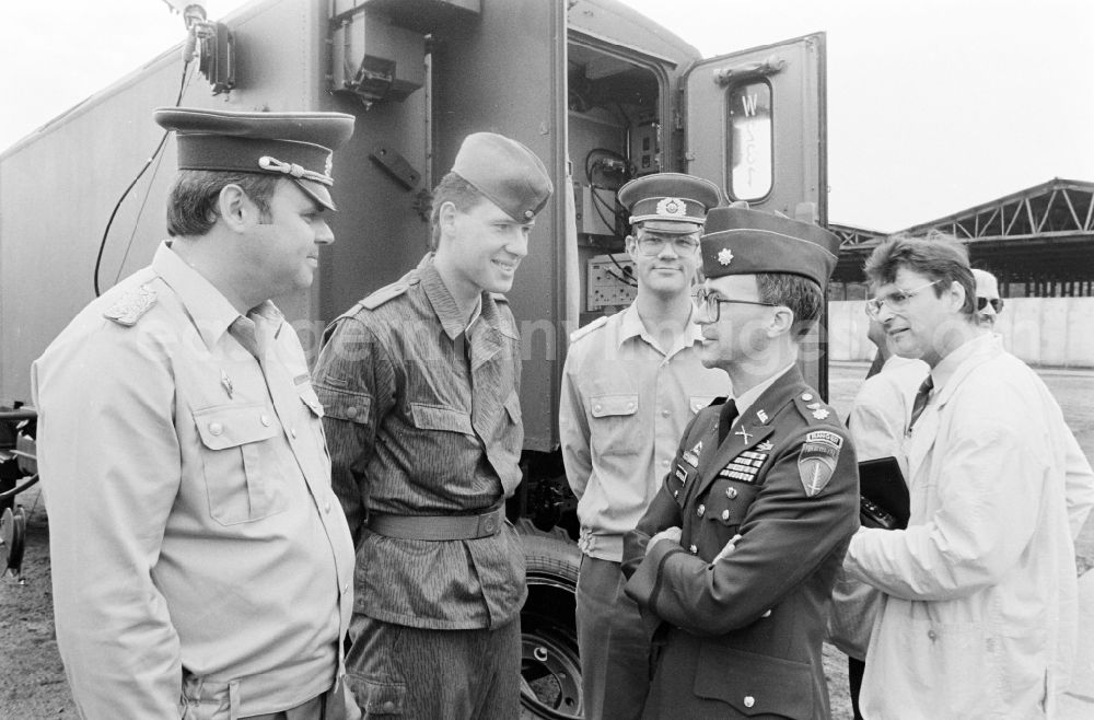 Oranienburg: Meeting at the NVA National People's Army office on the occasion of a troop visit by American army personnel and military observers in the Radio Regiment-2 Konrad Wolf (RiFuR-2) in Oranienburg, Brandenburg in the territory of the former GDR, German Democratic Republic