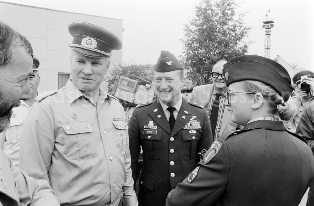 GDR image archive: Oranienburg - Meeting at the NVA National People's Army office on the occasion of a troop visit by American army personnel and military observers in the Radio Regiment-2 Konrad Wolf (RiFuR-2) in Oranienburg, Brandenburg in the territory of the former GDR, German Democratic Republic