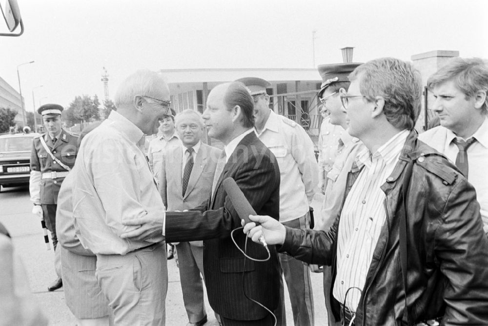 GDR photo archive: Oranienburg - Wolfgang Herger, head of the security affairs department at the Central Committee of the SED at a meeting in the NVA National People's Army office on the occasion of a troop visit by American army personnel and military observers in the radio relay regiment-2 Konrad Wolf (RiFuR-2) in Oranienburg, Brandenburg in the territory of the former GDR, German Democratic Republic