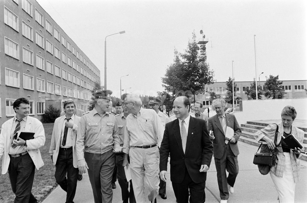 GDR picture archive: Oranienburg - Wolfgang Herger, head of the security affairs department at the Central Committee of the SED at a meeting in the NVA National People's Army office on the occasion of a troop visit by American army personnel and military observers in the radio relay regiment-2 Konrad Wolf (RiFuR-2) in Oranienburg, Brandenburg in the territory of the former GDR, German Democratic Republic