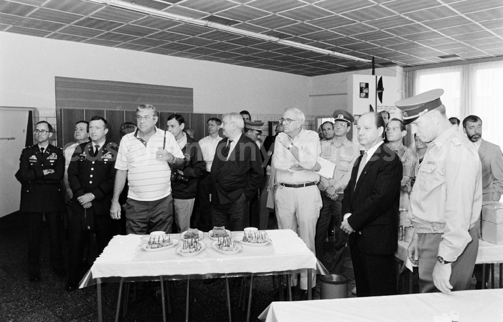 Oranienburg: Meeting at the NVA National People's Army office on the occasion of a troop visit by American army personnel and military observers in the Radio Regiment-2 Konrad Wolf (RiFuR-2) in Oranienburg, Brandenburg in the territory of the former GDR, German Democratic Republic