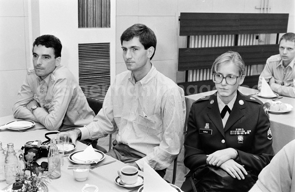 GDR image archive: Oranienburg - Meeting at the NVA National Peoples Army office on the occasion of a troop visit by American army personnel and military observers in the planning and situation center of the Radio Regiment-2 Konrad Wolf (RiFuR-2) in Oranienburg, Brandenburg in the territory of the former GDR, German Democratic Republic