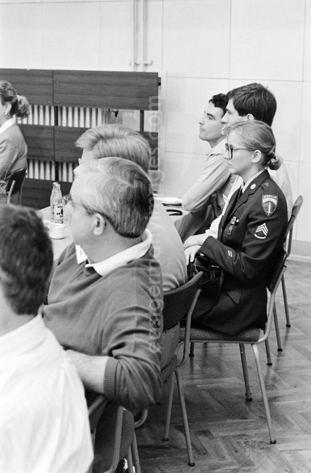 GDR photo archive: Oranienburg - Meeting at the NVA National Peoples Army office on the occasion of a troop visit by American army personnel and military observers in the planning and situation center of the Radio Regiment-2 Konrad Wolf (RiFuR-2) in Oranienburg, Brandenburg in the territory of the former GDR, German Democratic Republic