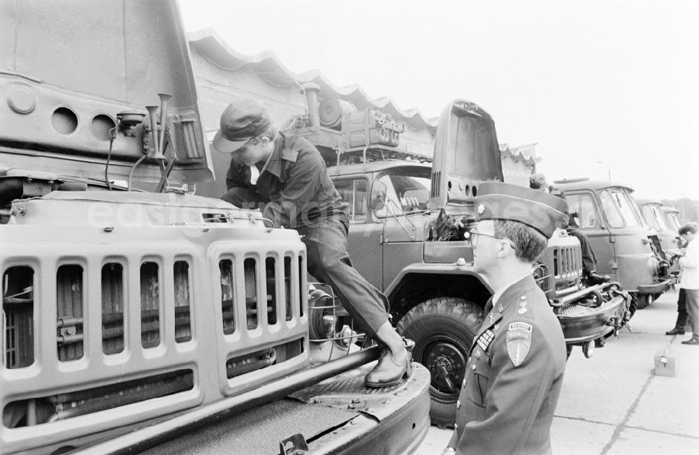 GDR picture archive: Oranienburg - Presentation of military vehicles and automotive technology at a meeting in the NVA National People's Army office on the occasion of a troop visit by American army personnel and military observers in the Radio Regiment-2 Konrad Wolf (RiFuR-2) in Oranienburg, Brandenburg in the territory of the former GDR, German Democratic Republic