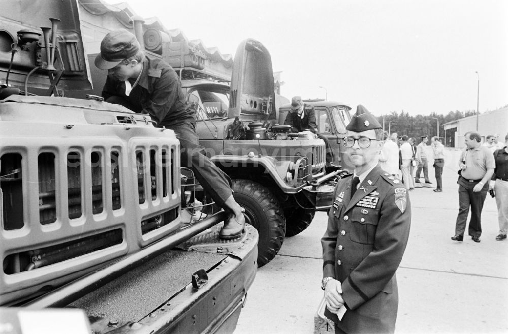 GDR image archive: Oranienburg - Presentation of military vehicles and automotive technology at a meeting in the NVA National People's Army office on the occasion of a troop visit by American army personnel and military observers in the Radio Regiment-2 Konrad Wolf (RiFuR-2) in Oranienburg, Brandenburg in the territory of the former GDR, German Democratic Republic