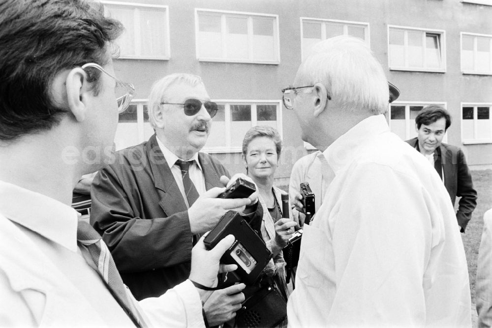 GDR photo archive: Oranienburg - Meeting at the NVA National Peoples Army office on the occasion of a troop visit by American army personnel and military observers in the radio relay regiment-2 Konrad Wolf (RiFuR-2) in Oranienburg, Brandenburg in the territory of the former GDR, German Democratic Republic