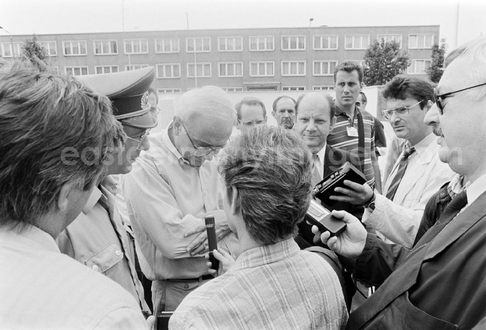 GDR picture archive: Oranienburg - Meeting at the NVA National Peoples Army office on the occasion of a troop visit by American army personnel and military observers in the radio relay regiment-2 Konrad Wolf (RiFuR-2) in Oranienburg, Brandenburg in the territory of the former GDR, German Democratic Republic