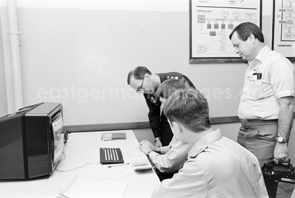 Oranienburg: Meeting at the NVA National Peoples Army office on the occasion of a troop visit by American army personnel and military observers in the radio relay regiment-2 Konrad Wolf (RiFuR-2) in Oranienburg, Brandenburg in the territory of the former GDR, German Democratic Republic