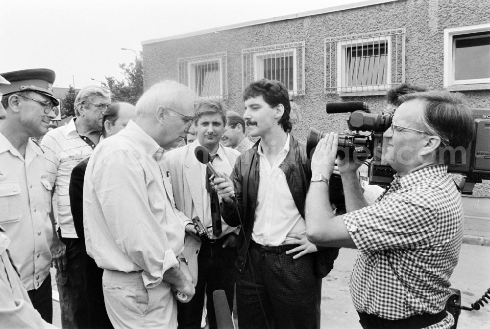 GDR image archive: Oranienburg - Meeting at the NVA National Peoples Army office on the occasion of a troop visit by American army personnel and military observers in the radio relay regiment-2 Konrad Wolf (RiFuR-2) in Oranienburg, Brandenburg in the territory of the former GDR, German Democratic Republic