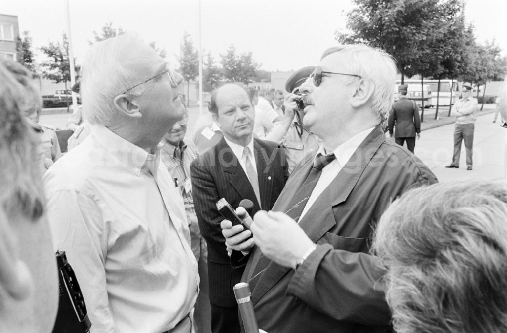 GDR picture archive: Oranienburg - Wolfgang Herger, head of the security affairs department at the Central Committee of the SED at a meeting in the NVA National People's Army office on the occasion of a troop visit by American army personnel and military observers in the radio relay regiment-2 Konrad Wolf (RiFuR-2) in Oranienburg, Brandenburg in the territory of the former GDR, German Democratic Republic