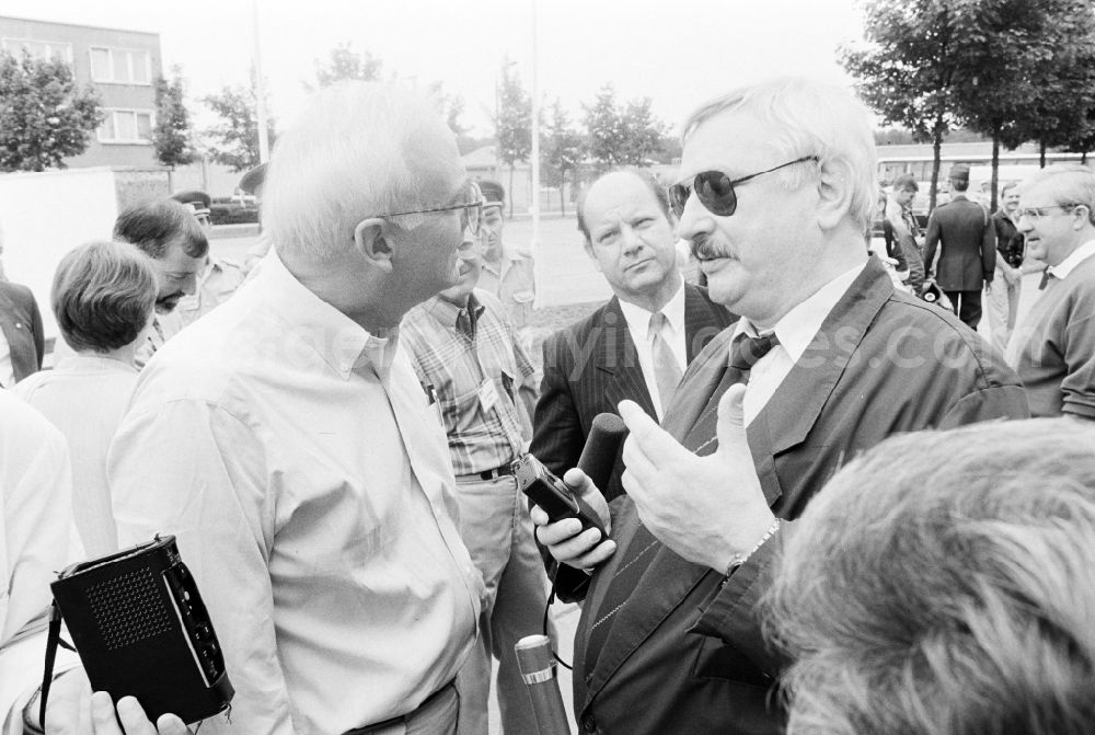 Oranienburg: Wolfgang Herger, head of the security affairs department at the Central Committee of the SED at a meeting in the NVA National People's Army office on the occasion of a troop visit by American army personnel and military observers in the radio relay regiment-2 Konrad Wolf (RiFuR-2) in Oranienburg, Brandenburg in the territory of the former GDR, German Democratic Republic