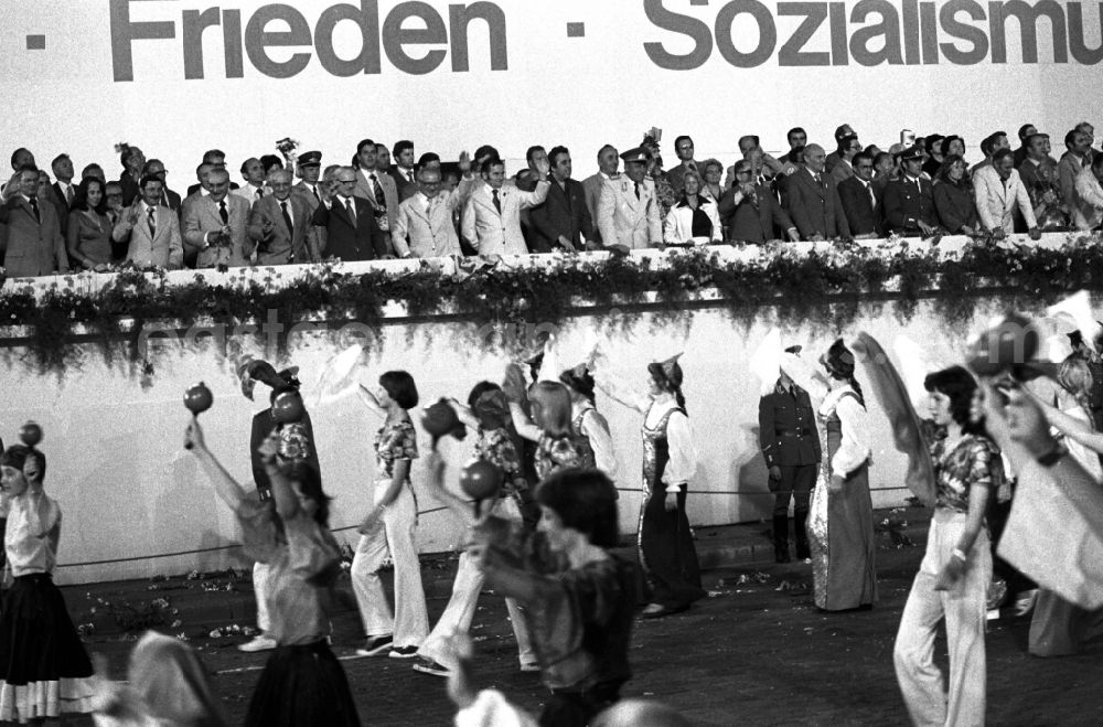 GDR picture archive: Leipzig - Gymnastics and Sports Festival Spartakiade in Leipzig in the state Saxony on the territory of the former GDR, German Democratic Republic