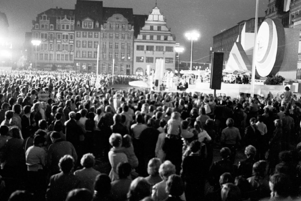 GDR picture archive: Leipzig - Gymnastics and Sports Festival Spartakiade in Leipzig in the state Saxony on the territory of the former GDR, German Democratic Republic