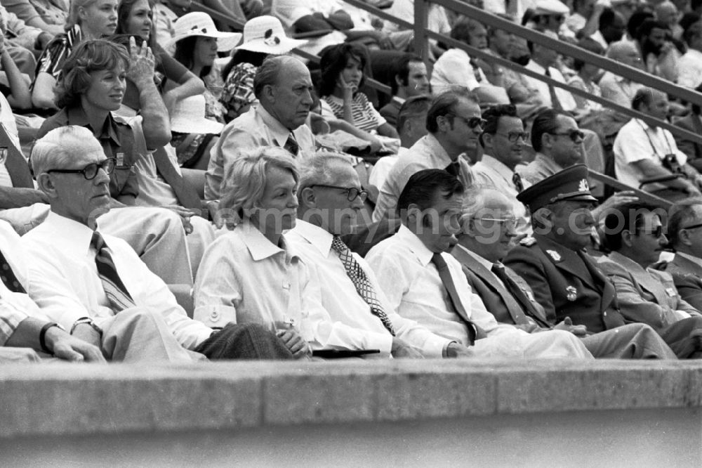 GDR picture archive: Leipzig - Gymnastics and Sports Festival Spartakiade in Leipzig in the state Saxony on the territory of the former GDR, German Democratic Republic