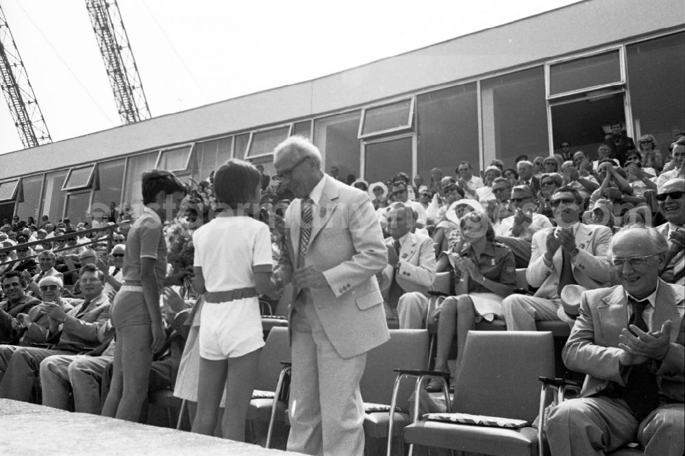 GDR picture archive: Leipzig - Gymnastics and Sports Festival Spartakiade in Leipzig in the state Saxony on the territory of the former GDR, German Democratic Republic