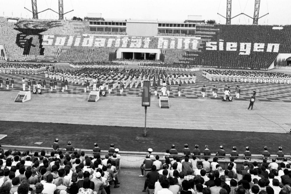 GDR picture archive: Leipzig - Gymnastics and Sports Festival Spartakiade in Leipzig in the state Saxony on the territory of the former GDR, German Democratic Republic