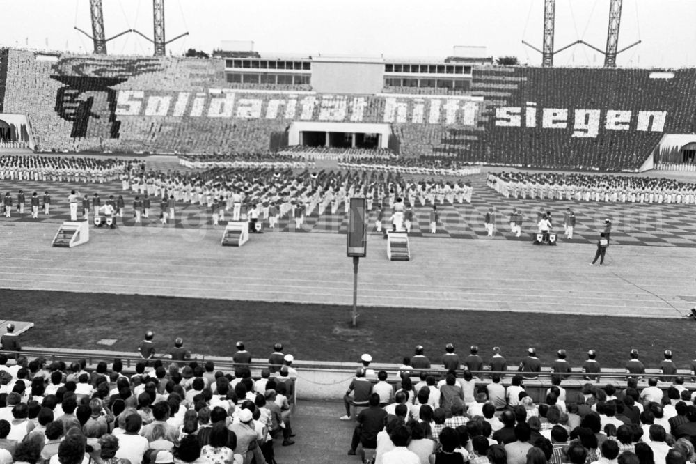 GDR picture archive: Leipzig - Gymnastics and Sports Festival Spartakiade in Leipzig in the state Saxony on the territory of the former GDR, German Democratic Republic