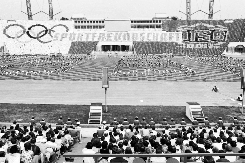 GDR image archive: Leipzig - Gymnastics and Sports Festival Spartakiade in Leipzig in the state Saxony on the territory of the former GDR, German Democratic Republic