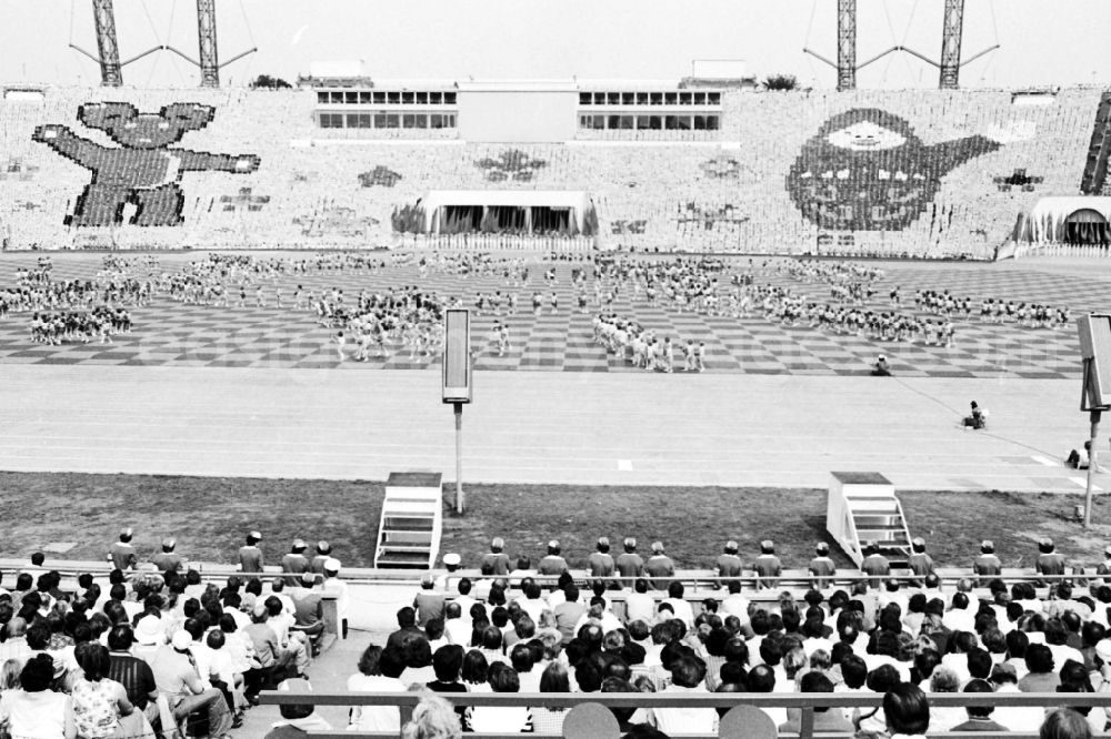 GDR photo archive: Leipzig - Gymnastics and Sports Festival Spartakiade in Leipzig in the state Saxony on the territory of the former GDR, German Democratic Republic