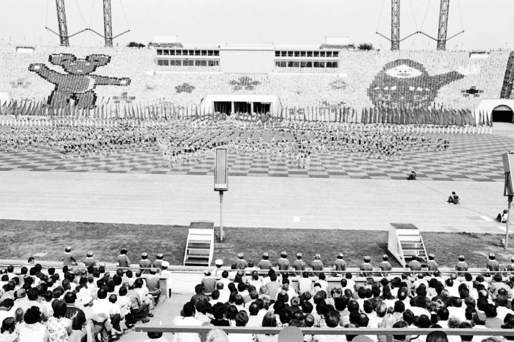 GDR picture archive: Leipzig - Gymnastics and Sports Festival Spartakiade in Leipzig in the state Saxony on the territory of the former GDR, German Democratic Republic