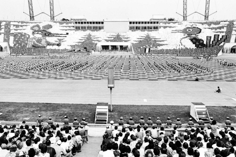 GDR image archive: Leipzig - Gymnastics and Sports Festival Spartakiade in Leipzig in the state Saxony on the territory of the former GDR, German Democratic Republic