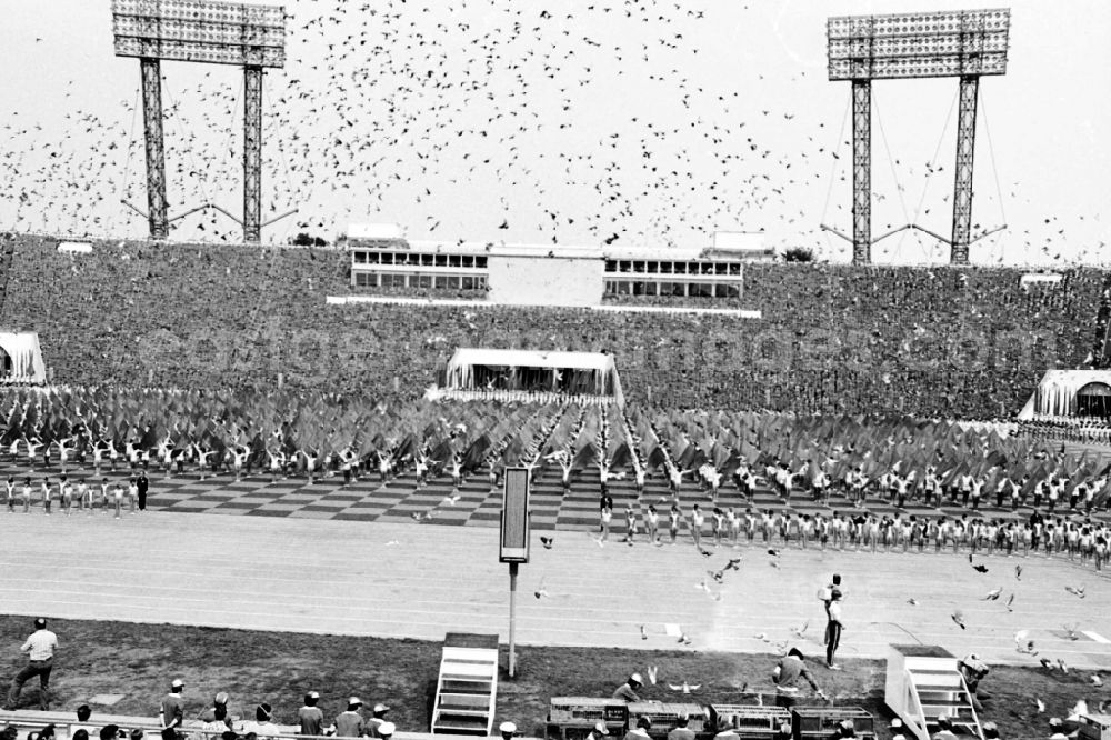 GDR picture archive: Leipzig - Gymnastics and Sports Festival Spartakiade in Leipzig in the state Saxony on the territory of the former GDR, German Democratic Republic