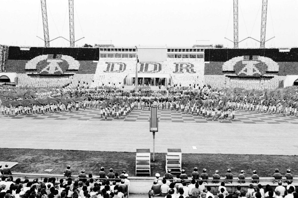 GDR photo archive: Leipzig - Gymnastics and Sports Festival Spartakiade in Leipzig in the state Saxony on the territory of the former GDR, German Democratic Republic