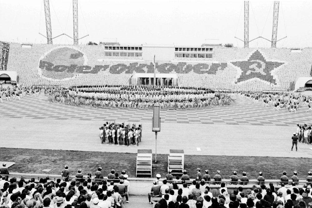 GDR picture archive: Leipzig - Gymnastics and Sports Festival Spartakiade in Leipzig in the state Saxony on the territory of the former GDR, German Democratic Republic