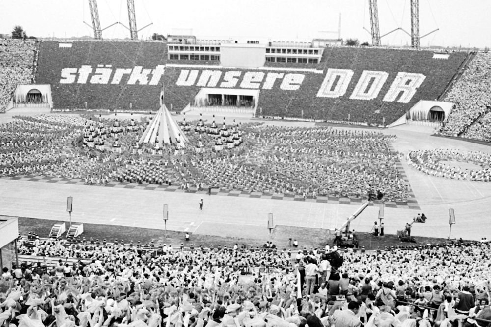 GDR photo archive: Leipzig - Gymnastics and Sports Festival Spartakiade in Leipzig in the state Saxony on the territory of the former GDR, German Democratic Republic