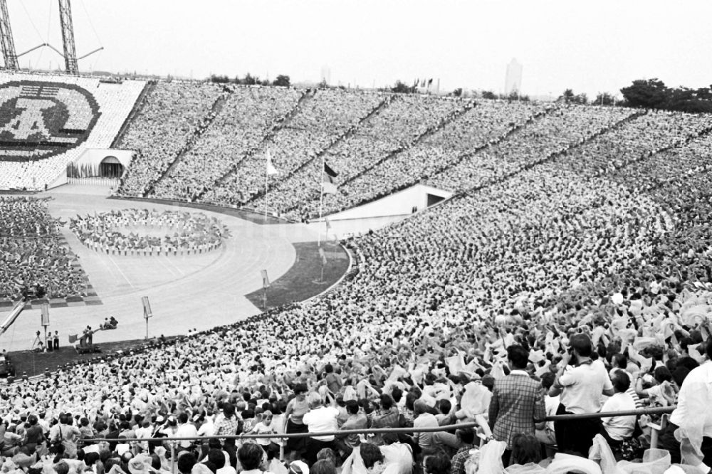 GDR picture archive: Leipzig - Gymnastics and Sports Festival Spartakiade in Leipzig in the state Saxony on the territory of the former GDR, German Democratic Republic