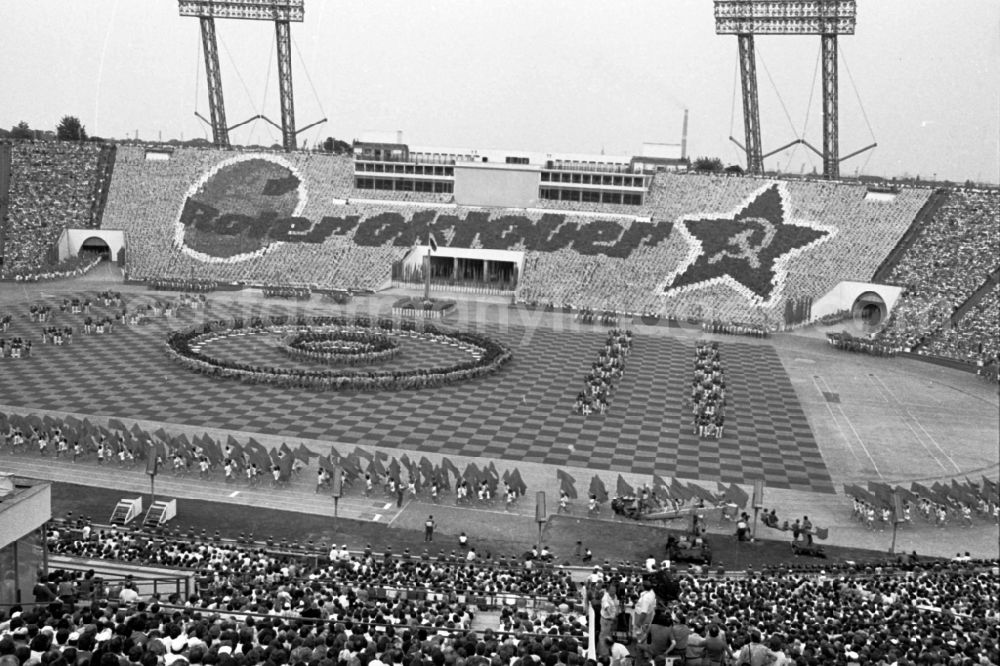 GDR photo archive: Leipzig - Gymnastics and Sports Festival Spartakiade in Leipzig in the state Saxony on the territory of the former GDR, German Democratic Republic