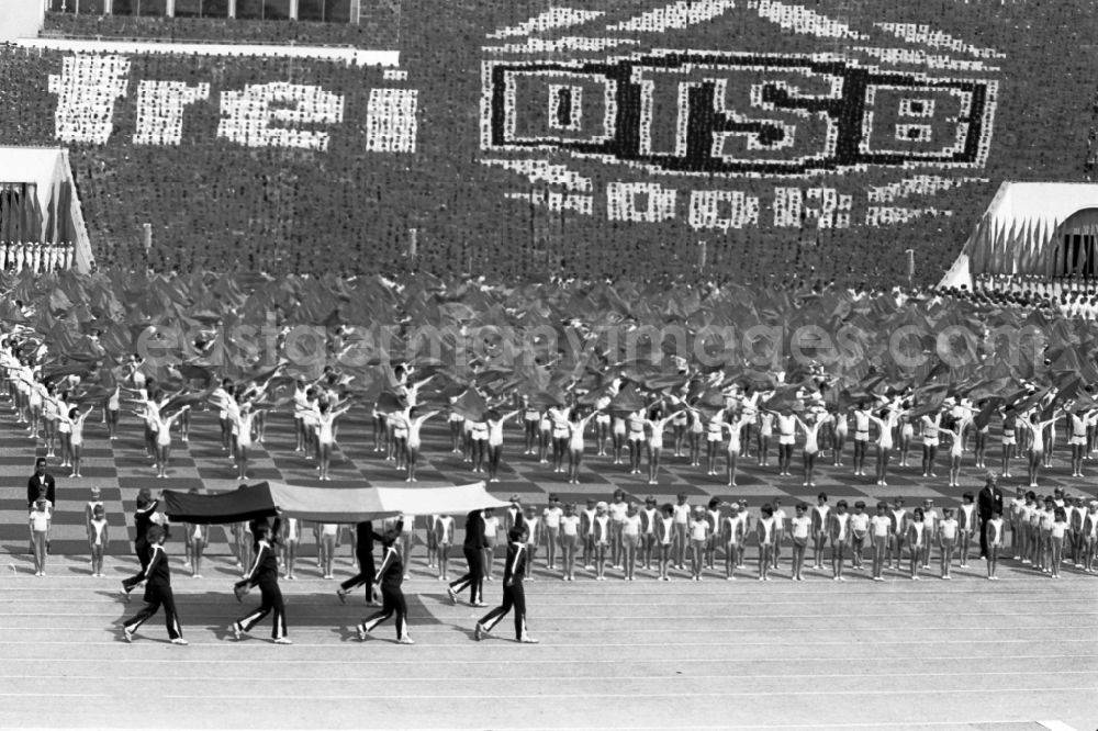 GDR picture archive: Leipzig - Gymnastics and Sports Festival Spartakiade in Leipzig in the state Saxony on the territory of the former GDR, German Democratic Republic