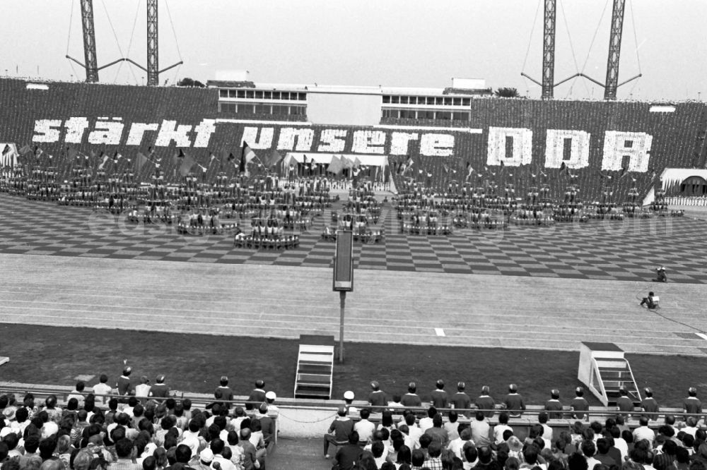 GDR picture archive: Leipzig - Gymnastics and Sports Festival Spartakiade in Leipzig in the state Saxony on the territory of the former GDR, German Democratic Republic