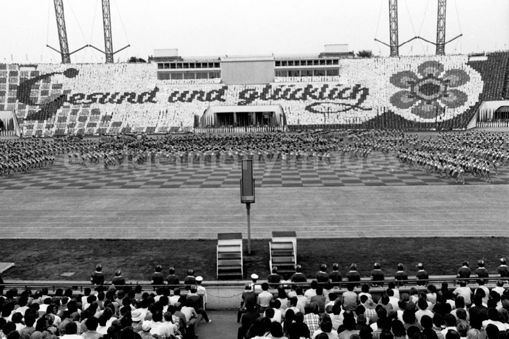 GDR picture archive: Leipzig - Gymnastics and Sports Festival Spartakiade in Leipzig in the state Saxony on the territory of the former GDR, German Democratic Republic