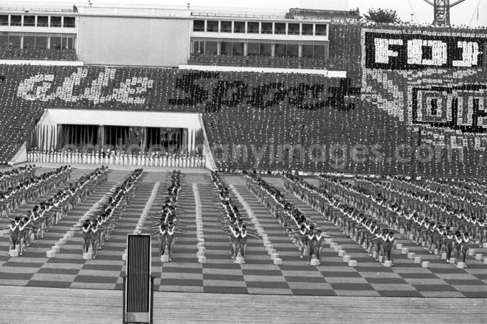 GDR photo archive: Leipzig - Gymnastics and Sports Festival Spartakiade in Leipzig in the state Saxony on the territory of the former GDR, German Democratic Republic