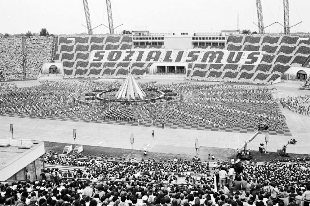 GDR photo archive: Leipzig - Gymnastics and Sports Festival Spartakiade in Leipzig in the state Saxony on the territory of the former GDR, German Democratic Republic