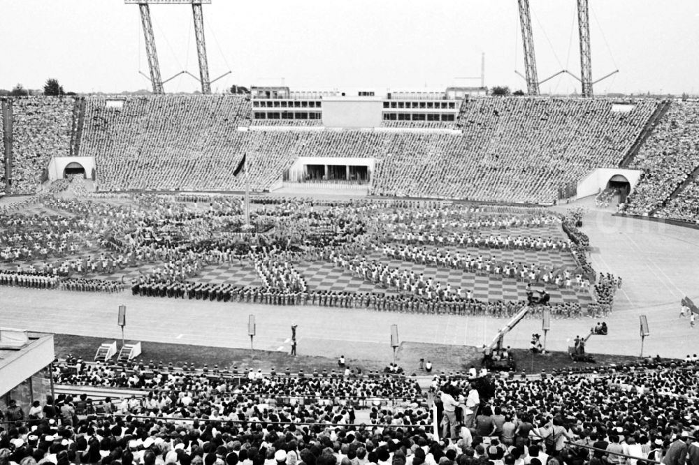 GDR picture archive: Leipzig - Gymnastics and Sports Festival Spartakiade in Leipzig in the state Saxony on the territory of the former GDR, German Democratic Republic