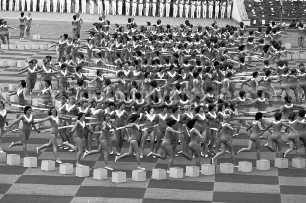 GDR photo archive: Leipzig - Gymnastics and Sports Festival Spartakiade in Leipzig in the state Saxony on the territory of the former GDR, German Democratic Republic