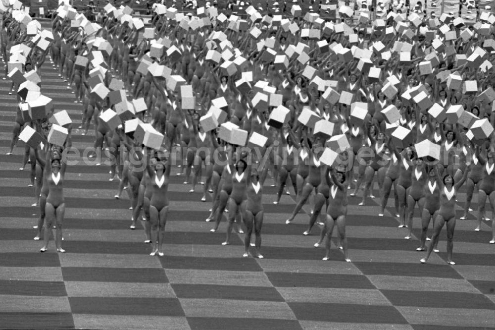 GDR picture archive: Leipzig - Gymnastics and Sports Festival Spartakiade in Leipzig in the state Saxony on the territory of the former GDR, German Democratic Republic