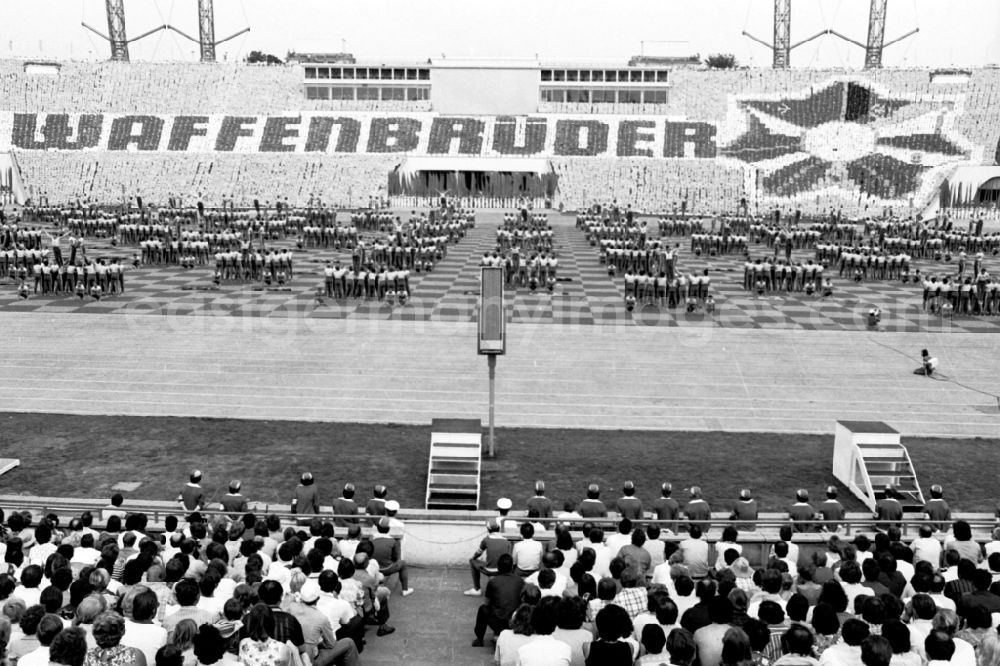 GDR photo archive: Leipzig - Gymnastics and Sports Festival Spartakiade in Leipzig in the state Saxony on the territory of the former GDR, German Democratic Republic