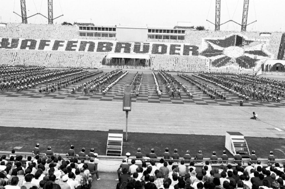 GDR picture archive: Leipzig - Gymnastics and Sports Festival Spartakiade in Leipzig in the state Saxony on the territory of the former GDR, German Democratic Republic