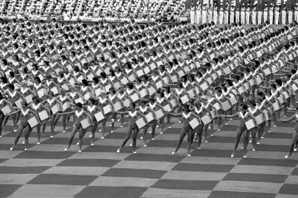 GDR picture archive: Leipzig - Gymnastics and Sports Festival Spartakiade in Leipzig in the state Saxony on the territory of the former GDR, German Democratic Republic