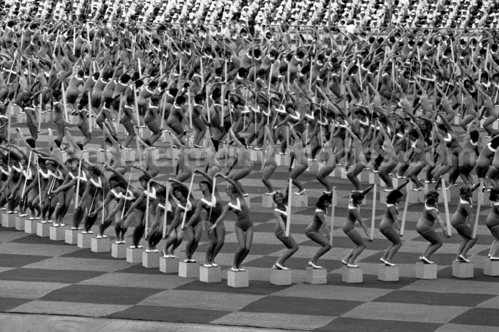 GDR picture archive: Leipzig - Gymnastics and Sports Festival Spartakiade in Leipzig in the state Saxony on the territory of the former GDR, German Democratic Republic