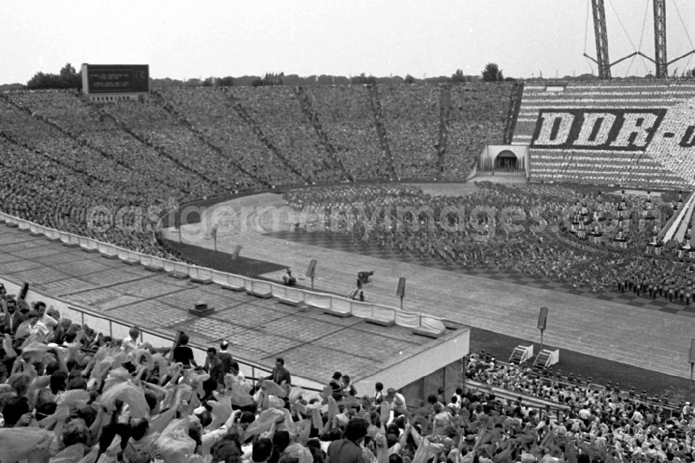 GDR photo archive: Leipzig - Gymnastics and Sports Festival Spartakiade in Leipzig in the state Saxony on the territory of the former GDR, German Democratic Republic