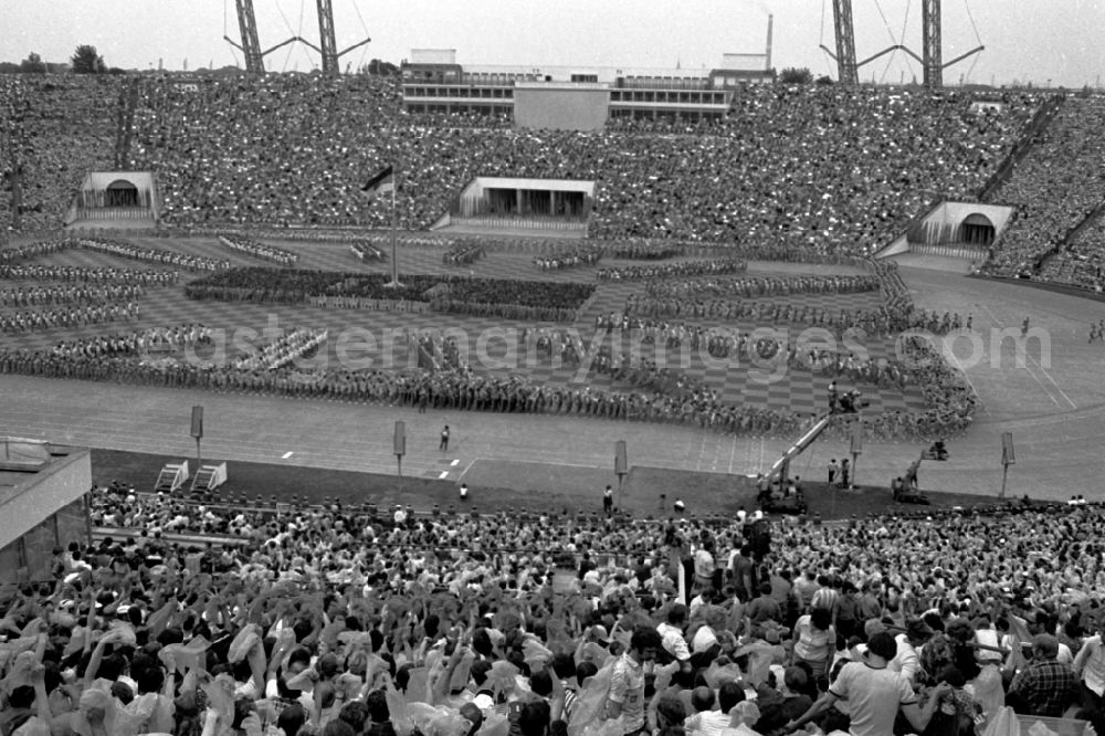 GDR picture archive: Leipzig - Gymnastics and Sports Festival Spartakiade in Leipzig in the state Saxony on the territory of the former GDR, German Democratic Republic