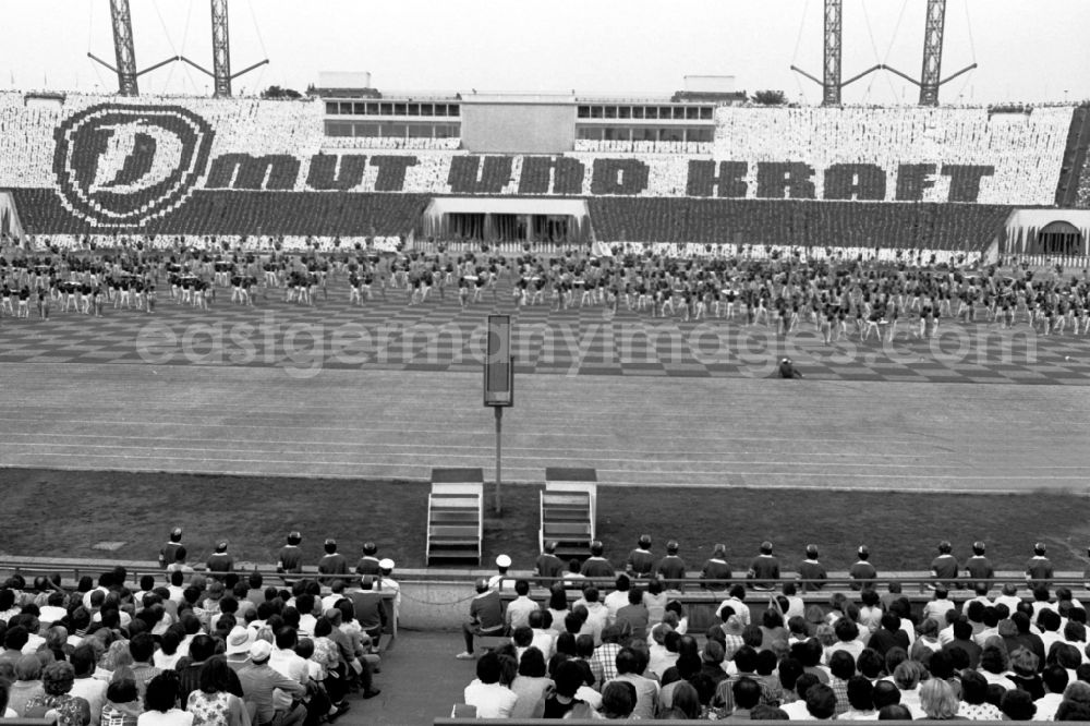 GDR photo archive: Leipzig - Gymnastics and Sports Festival Spartakiade in Leipzig in the state Saxony on the territory of the former GDR, German Democratic Republic