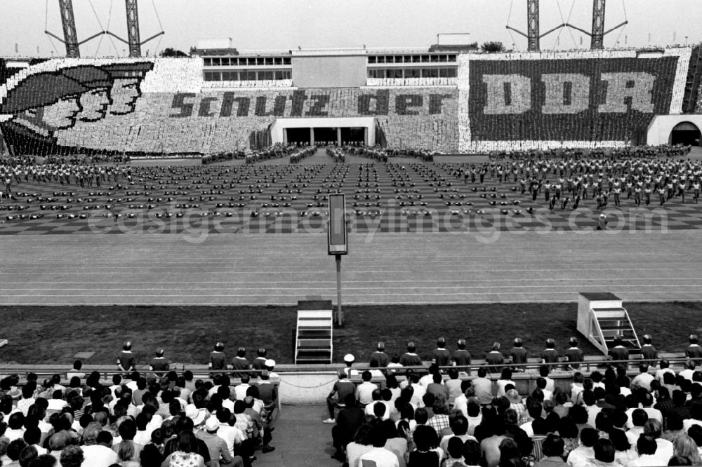 GDR photo archive: Leipzig - Gymnastics and Sports Festival Spartakiade in Leipzig in the state Saxony on the territory of the former GDR, German Democratic Republic