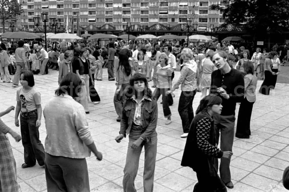 GDR picture archive: Leipzig - Gymnastics and Sports Festival Spartakiade in Leipzig in the state Saxony on the territory of the former GDR, German Democratic Republic