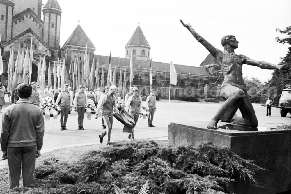 GDR picture archive: Leipzig - Gymnastics and Sports Festival Spartakiade in Leipzig in the state Saxony on the territory of the former GDR, German Democratic Republic